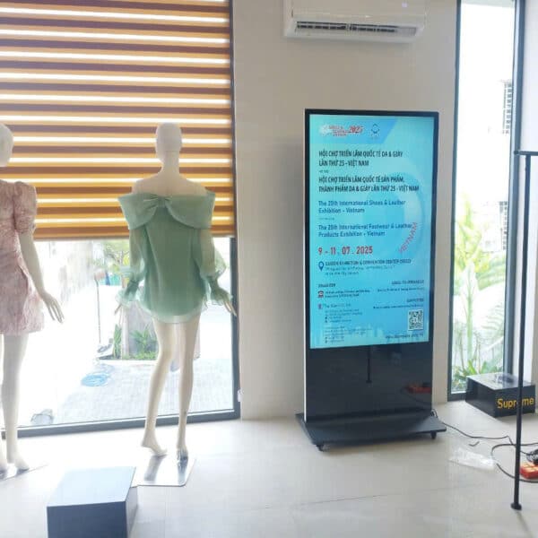 màn hình quảng cáo chân đứng 65 inch tại shop quần áo